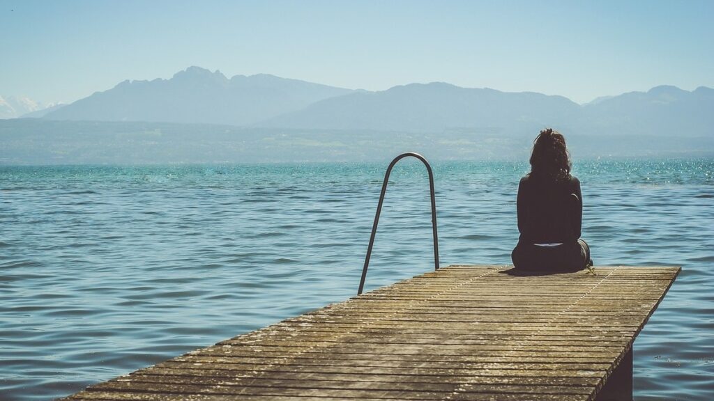 Pourquoi la solitude pousse certaines femmes à manger plus