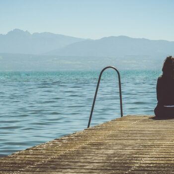 Pourquoi la solitude pousse certaines femmes à manger plus