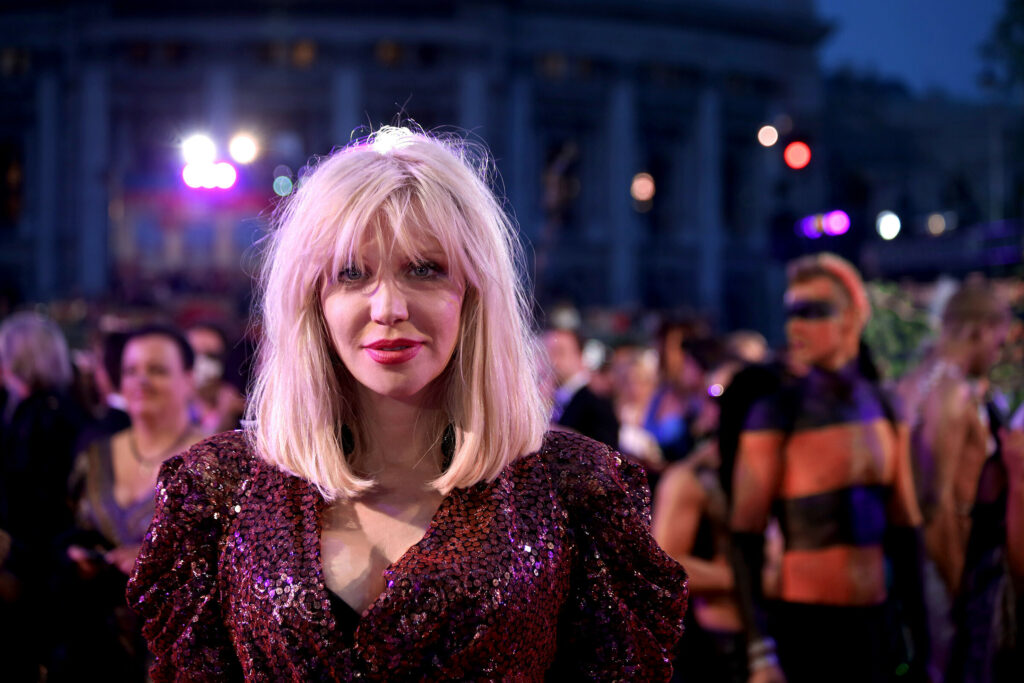 Selon Courtney Love, Taylor Swift “n’est pas intéressante en tant qu’artiste”