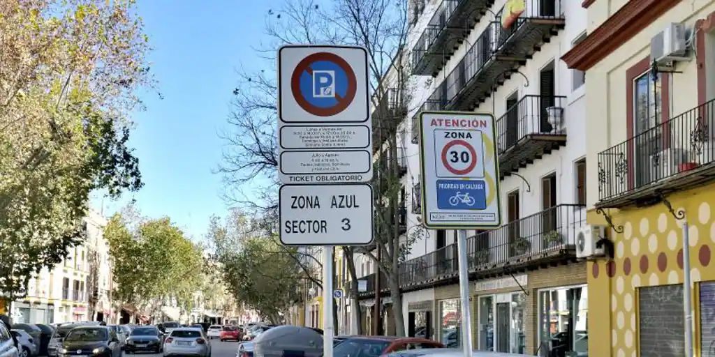 Si aparco la moto en zona azul en Sevilla, ¿tengo que pagar?