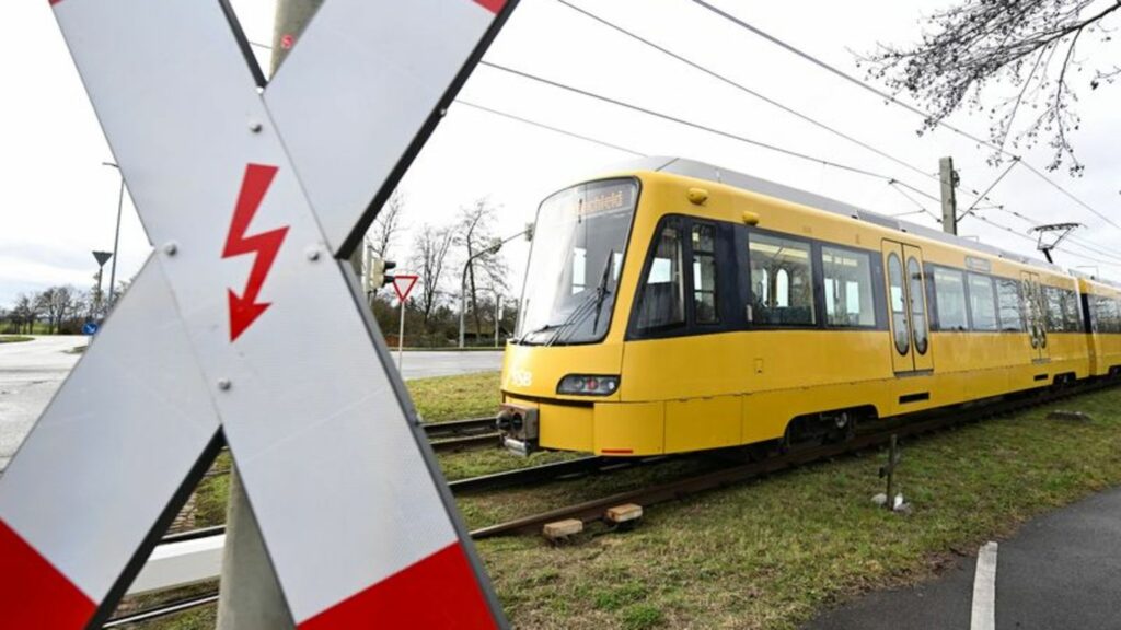 Eine Stadtbahn fährt vor Stuttgart an einem Bahnübergang an einem Andreaskreuz vorbei. Foto: Bernd Weißbrod/dpa/Archivbild