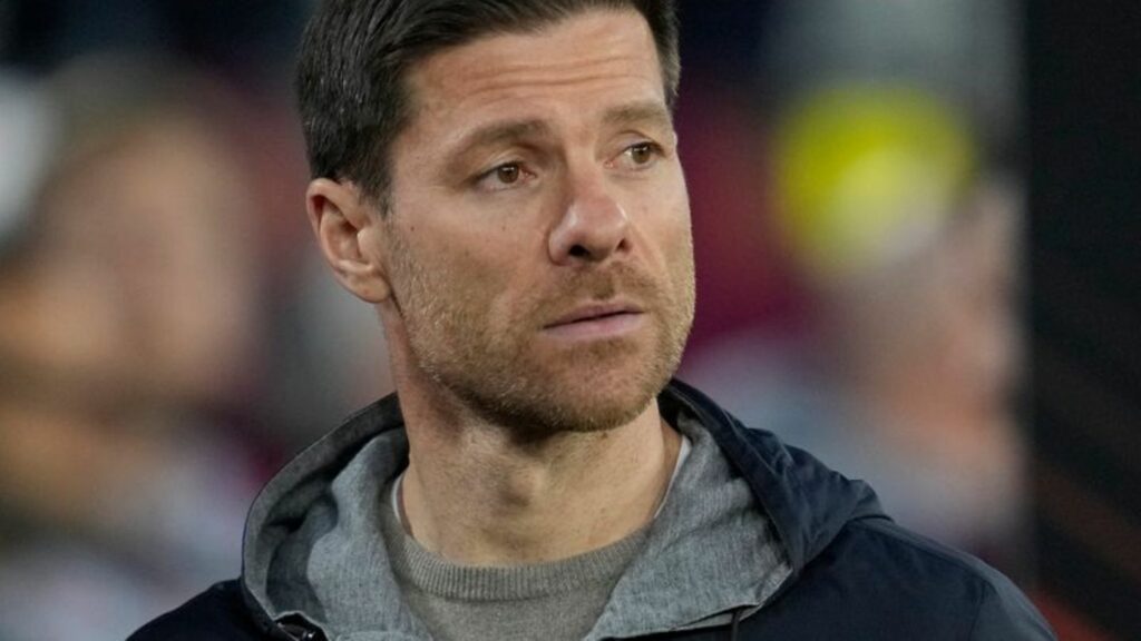 Leverkusens Cheftrainer Xabi Alonso schaut vor dem Spiel zu. Foto: Kin Cheung/AP