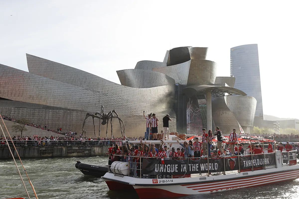 Una gabarra que une generaciones: "Parece que ha habido una competición interplanetaria y la ha ganado el Athletic"