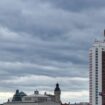 Dunkle Wolken ziehen über die Leipziger Innenstadt mit dem City-Hochhaus (l) und dem Wintergartenhochhaus. Foto: Jan Woitas/dpa