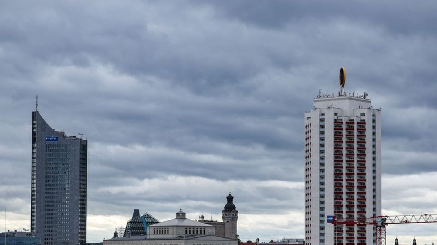 Dunkle Wolken ziehen über die Leipziger Innenstadt mit dem City-Hochhaus (l) und dem Wintergartenhochhaus. Foto: Jan Woitas/dpa