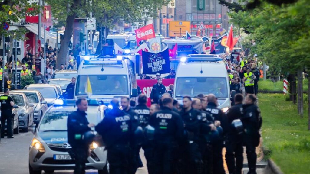 Linke Gruppen ziehen in der gestrigen Walpurgisnacht unter dem Motto "Für Frieden und soziale Gerechtigkeit" zum Bahnhof Gesundb