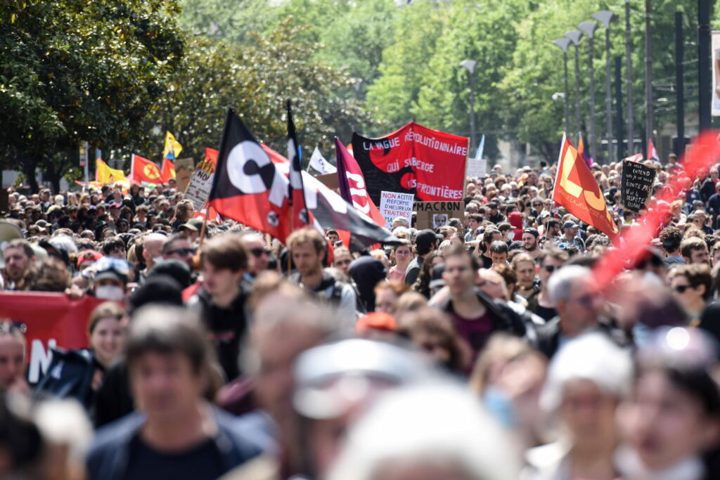 Manifestations du 1er mai : 120 000 à 150 000 personnes attendues en France, Raphaël Glucksmann reçoit des jets de peinture