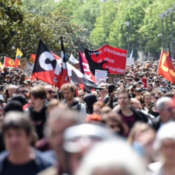 Manifestations du 1er mai : 120 000 à 150 000 personnes attendues en France, Raphaël Glucksmann reçoit des jets de peinture