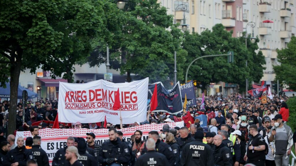 Über 11.000 Menschen bei Mai-Demo – Protest verläuft weitgehend friedlich