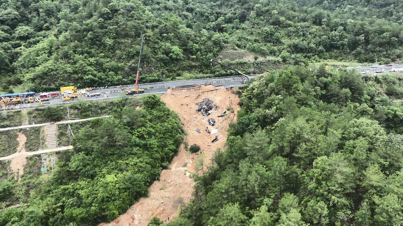 China: Tote und Verletzte nach Fahrbahneinsturz in China