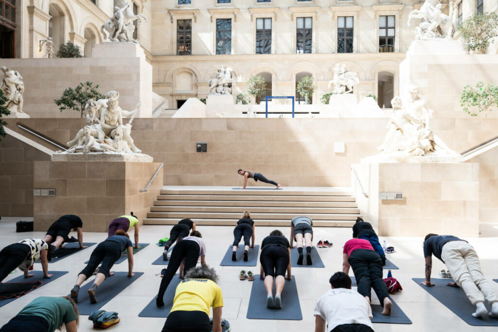 Inspiration et transpiration : on a fait du yoga et du cardio au beau milieu du Louvre