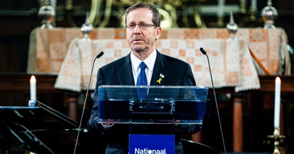 Le président israélien Isaac Herzog lors de l'inauguration du premier musée de l'Holocauste aux Pays-Bas, le 10 mars 2024 à Amsterdam