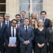 Remise du rapport sur les écran à Emmanuel Macron, le 1er mai 2024