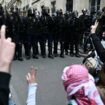 Des manifestants en soutien aux Palestiniens à l'entrée de Sciences Po Paris occupé par des étudiants, à Paris le 26 avril 2024.