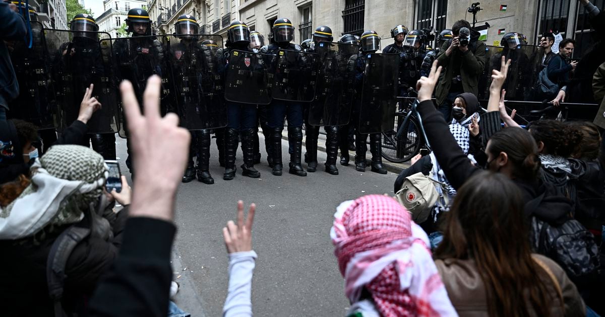 Des manifestants en soutien aux Palestiniens à l'entrée de Sciences Po Paris occupé par des étudiants, à Paris le 26 avril 2024.