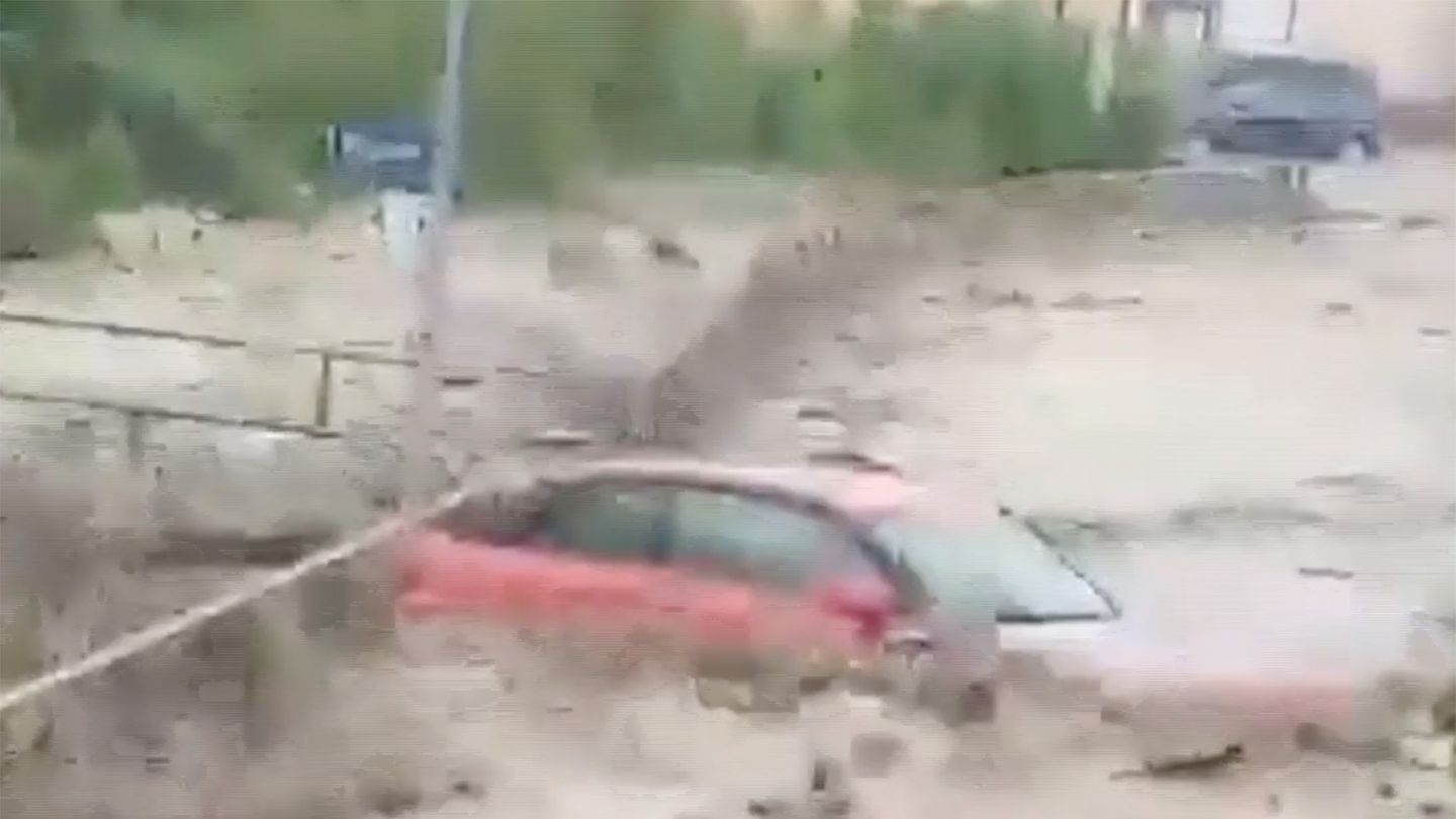 Häuser geflutet: Schwere Unwetter im Südwesten Deutschlands – Wassermassen reißen Autos mit