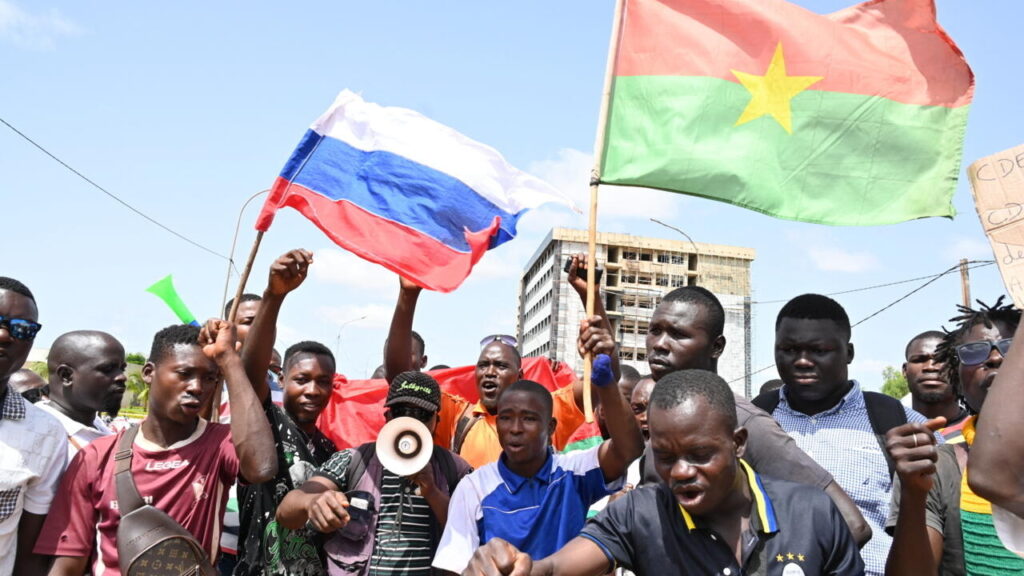 Au Burkina Faso, des centaines de manifestants protestent devant l'ambassade des États-Unis