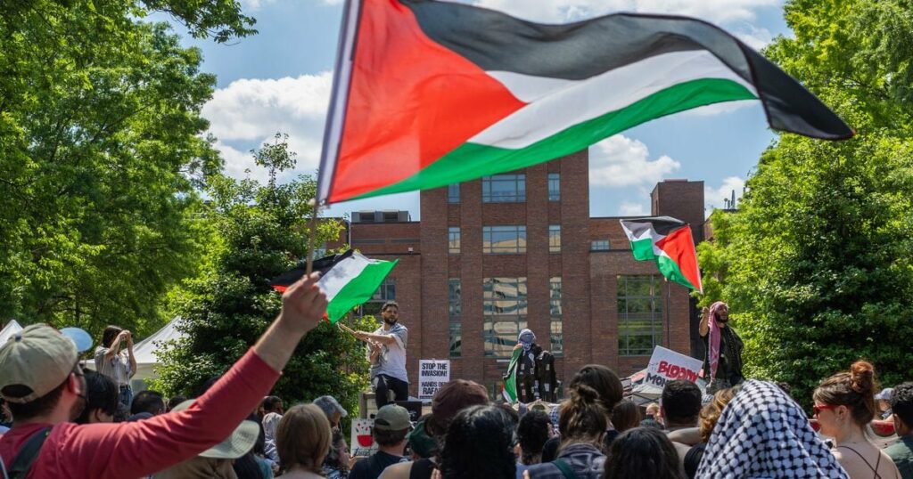 Une manifestations d'étudiants propalestiniens à l'université George Washington, à Washington DC, le 1er mai 2024