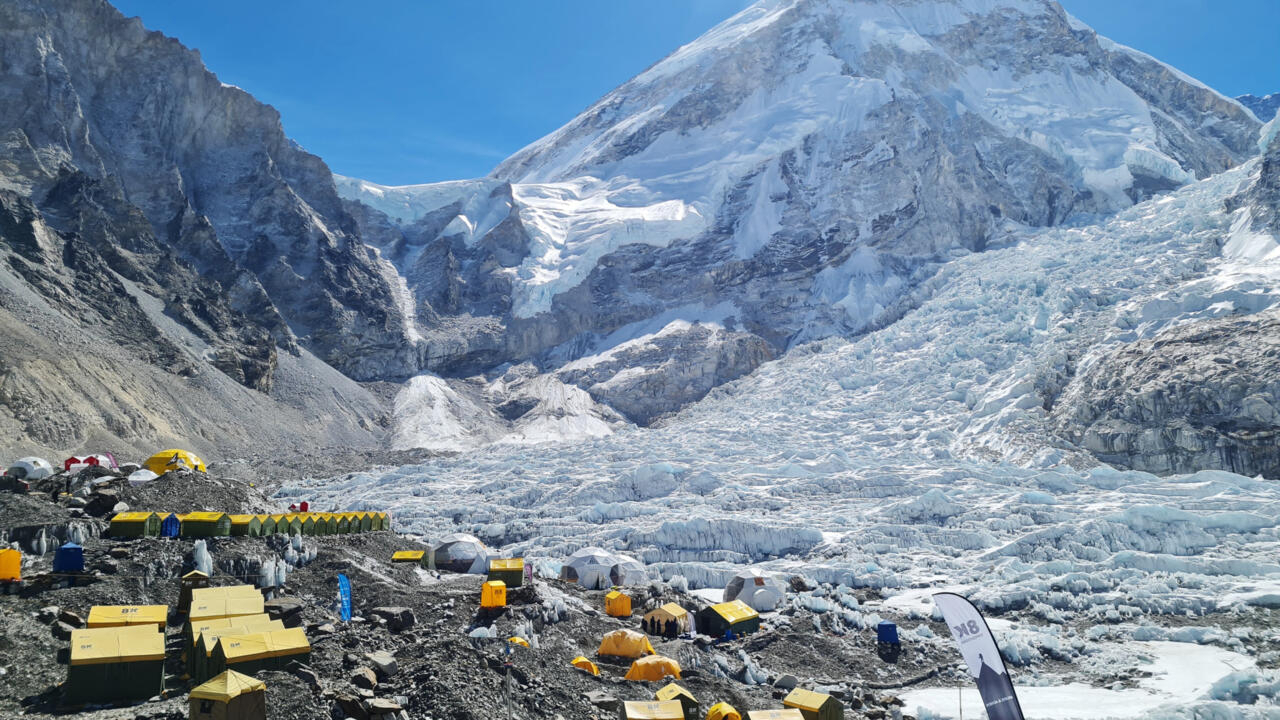 Au Népal, la justice ordonne de restreindre le nombre de permis pour l'ascension de l'Everest