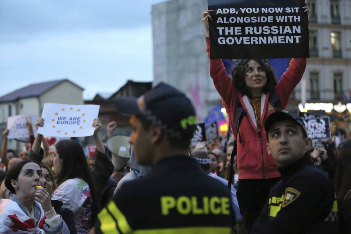 En Géorgie, des milliers de personnes manifestent à nouveau contre un projet de loi controversé