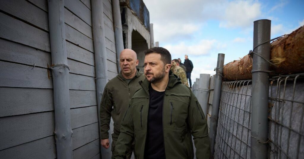 Photo prise et transmise par la présidence ukrainienne le 19 avril 2024 montrant le président Volodymyr Zelensky inspectant des structures défensives en construction dans la région de Donetsk