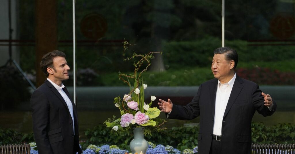 Le président chinois Xi Jinping (R) et le président français Emmanuel Macron assistent à une cérémonie du thé à la résidence du gouverneur de la province du Guandong à Guangzhou, le 7 avril 2023. (Photo Thibault Camus / POOL / AFP)