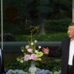 Le président chinois Xi Jinping (R) et le président français Emmanuel Macron assistent à une cérémonie du thé à la résidence du gouverneur de la province du Guandong à Guangzhou, le 7 avril 2023. (Photo Thibault Camus / POOL / AFP)