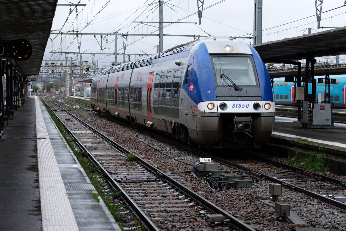 Un TER déraille près de Lyon après des intempéries, environ 200 personnes évacuées