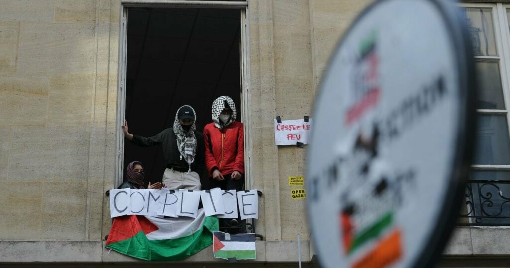 Des manifestants pro-palestiniens à Sciences Po Paris, le 26 avril 2024