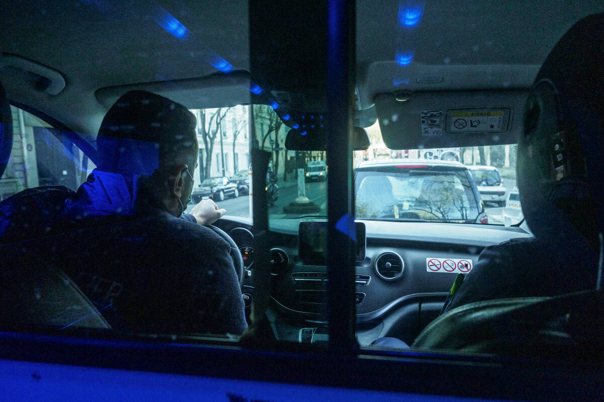 Avec les ambulanciers parisiens face à la crise du Covid-19