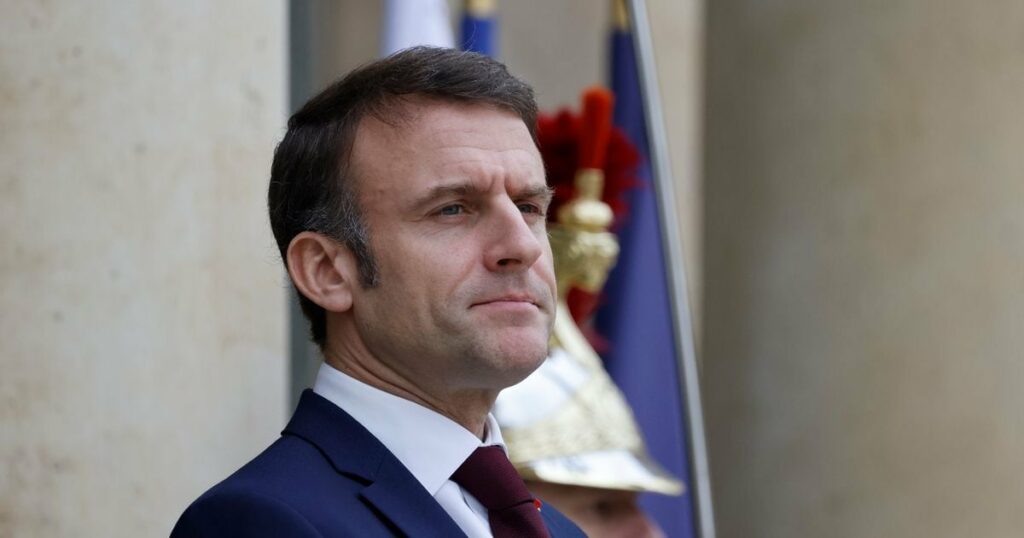 Le président Emmanuel Macron sur le perron de l'Elysée, le 19 février 2024 à Paris