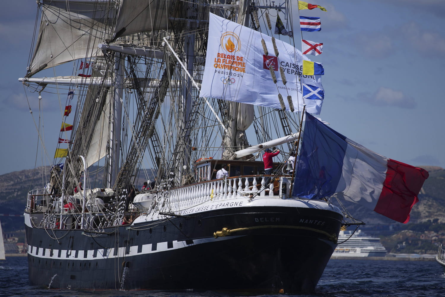 DIRECT. JO Paris 2024 : la flamme arrive dans le Vieux-Port, une grosse surprise annoncée