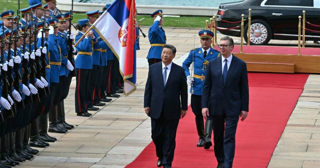 Le président serbe Aleksandar Vucic (d) accueille son homologue chinois Xi Jinping, le 8 mai 2024 à Belgrade