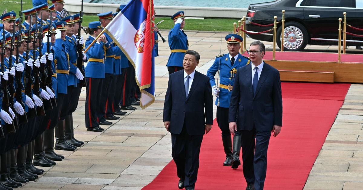 Le président serbe Aleksandar Vucic (d) accueille son homologue chinois Xi Jinping, le 8 mai 2024 à Belgrade