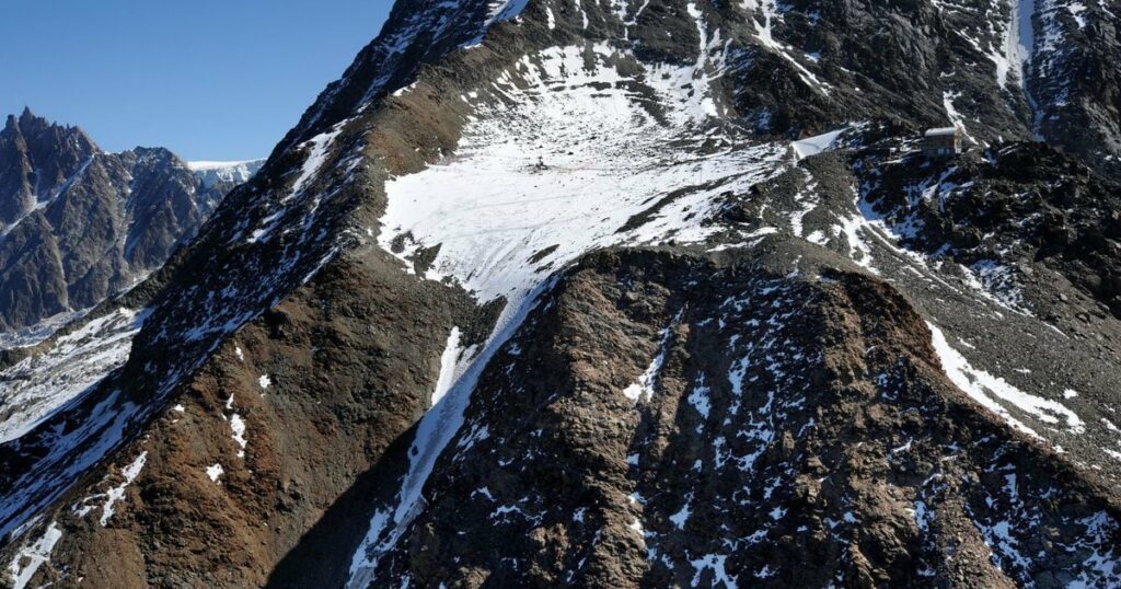 Un amas d'eau grossit actuellement sous le glacier de Tête Rousse, qui domine la vallée de Saint-Gervais en Haute-Savoie