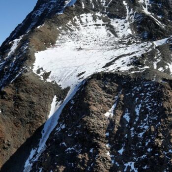 Un amas d'eau grossit actuellement sous le glacier de Tête Rousse, qui domine la vallée de Saint-Gervais en Haute-Savoie