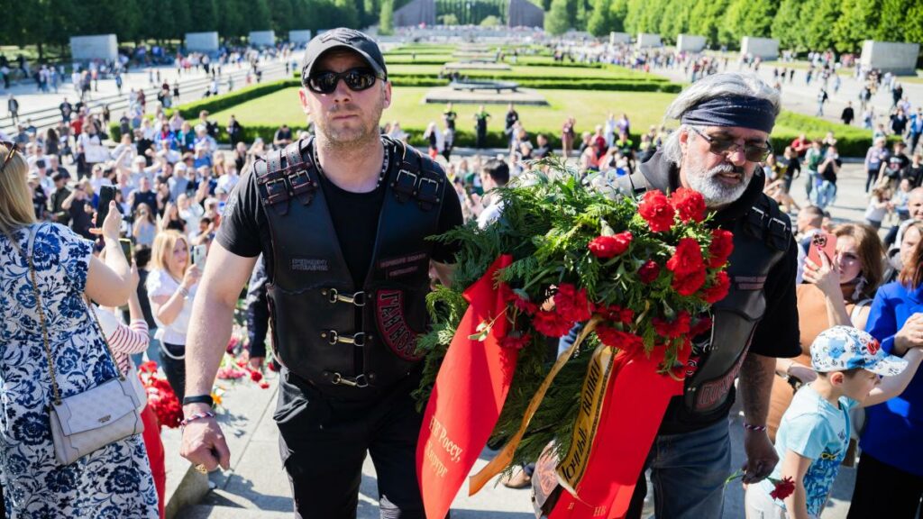 Besucher jubeln „Nachtwölfen“ vor Sowjetischem Ehrenmal zu