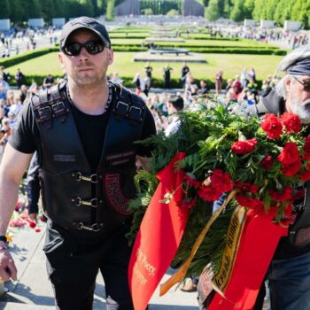 Besucher jubeln „Nachtwölfen“ vor Sowjetischem Ehrenmal zu