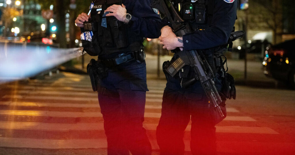 Fusillade dans un commissariat parisien : pronostic vital toujours engagé pour un des deux policiers blessés