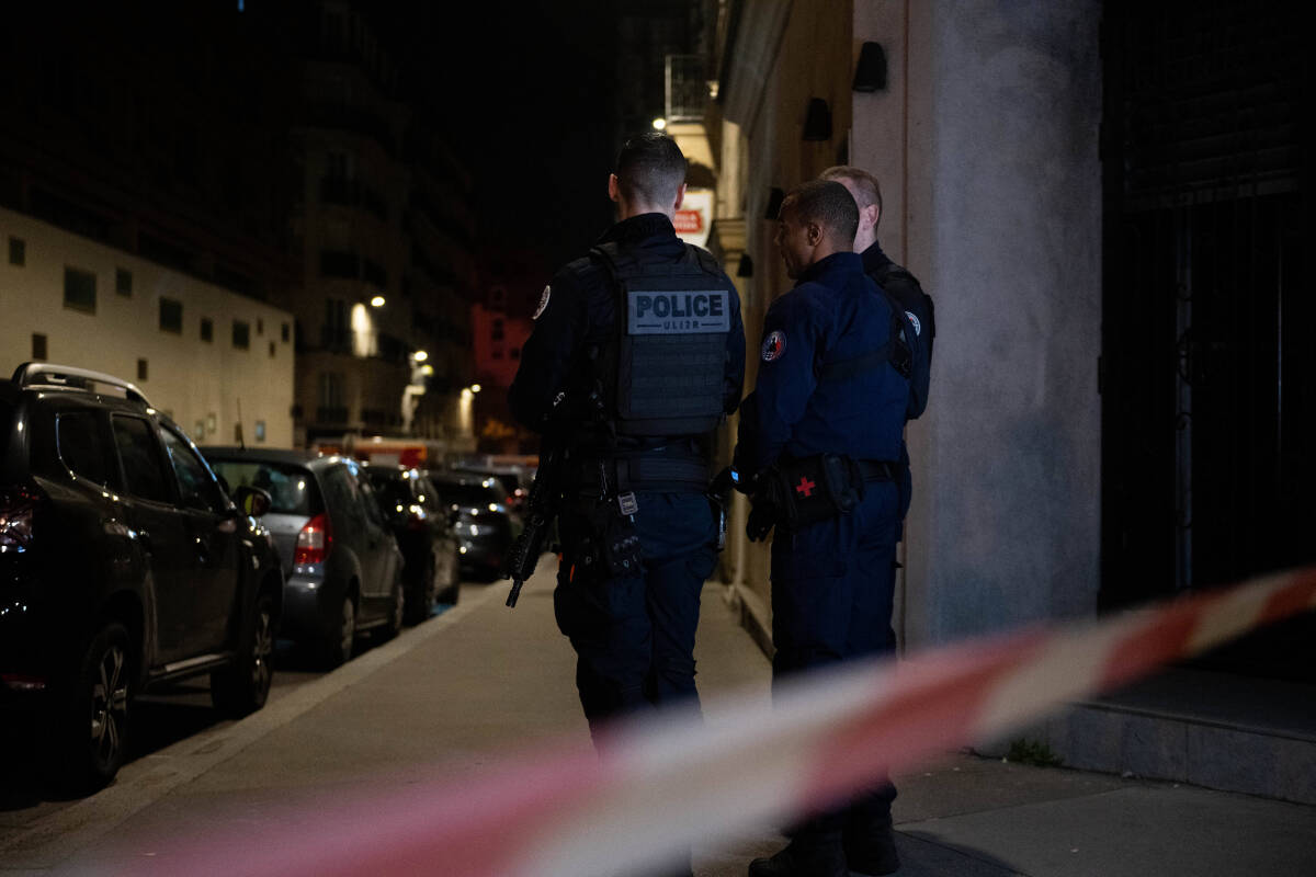 A Paris, deux policiers grièvement blessés par balle par un homme dans un commissariat