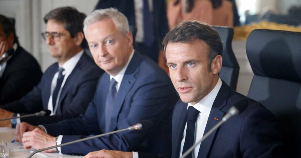 Emmanuel Macron et son ministre de l'Economie Bruno Le Maire, lors du sommet "Choose France", au Château de Versailles, le 15 mai 2023.