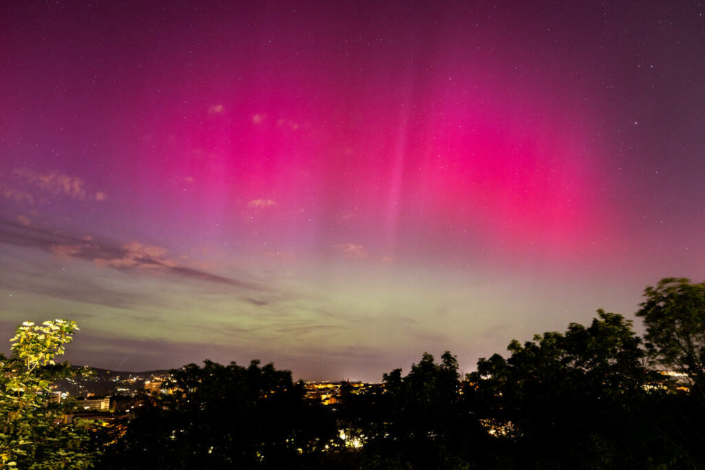 Tempête solaire « extrême » : de sublimes aurores boréales ont illuminé le ciel français cette nuit