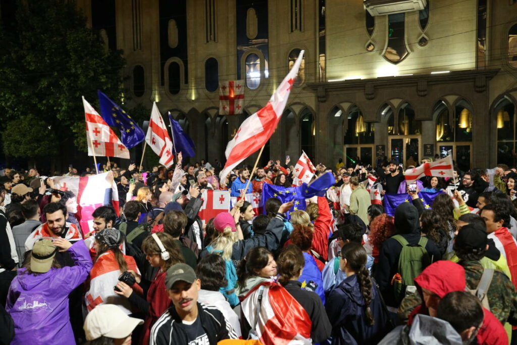 En Géorgie, des milliers de personnes manifestent à nouveau contre la loi sur l’« influence étrangère »