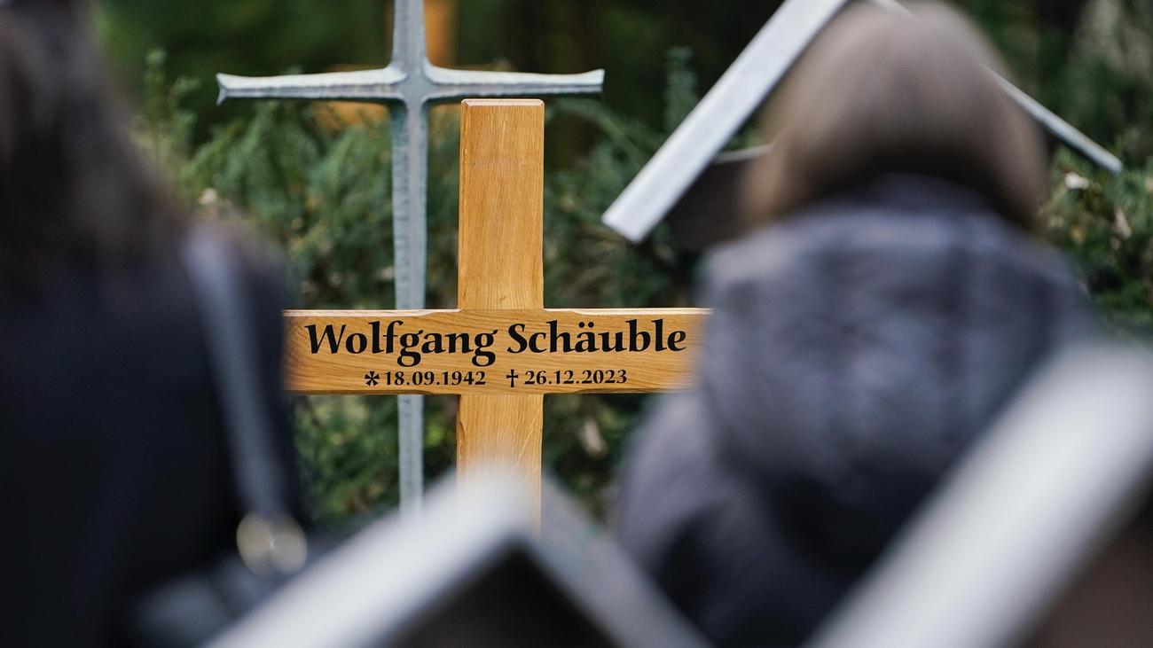 Offenburg: Tiefes Loch an Wolfgang Schäubles Grab entdeckt