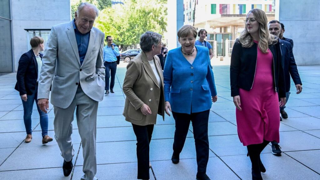 Bei Trittins Abschied bedauert Merkel, dass Schwarz-Grün 2013 nicht zustande kam