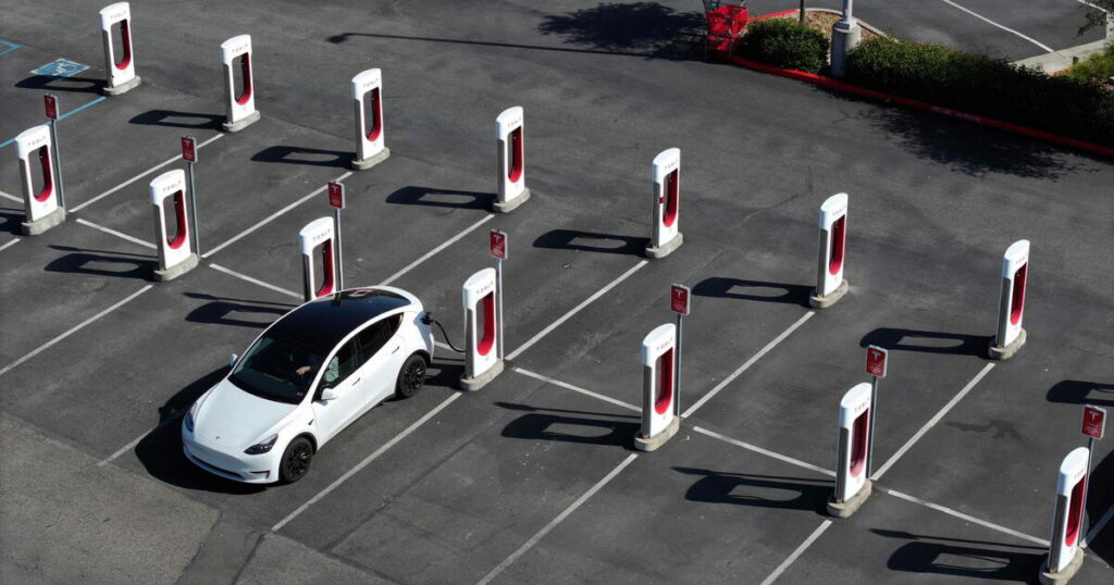 Tesla commence à réembaucher une partie des 500 salariés de la division Supercharger virés par Elon Musk il y a un mois