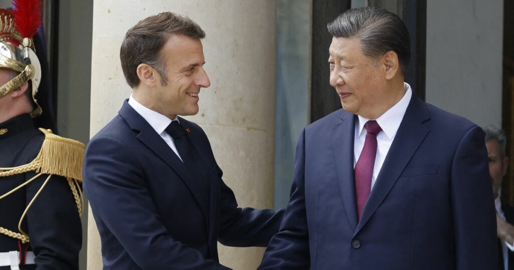 Selon l'un de nos lecteurs, les droits de l'homme n'ont pas pesé lourd face aux enjeux économiques  lors de la visite en France du président chinois (ici, Emmanuel Macron et Xi Jinping à l'Elysée, le 6 mai).