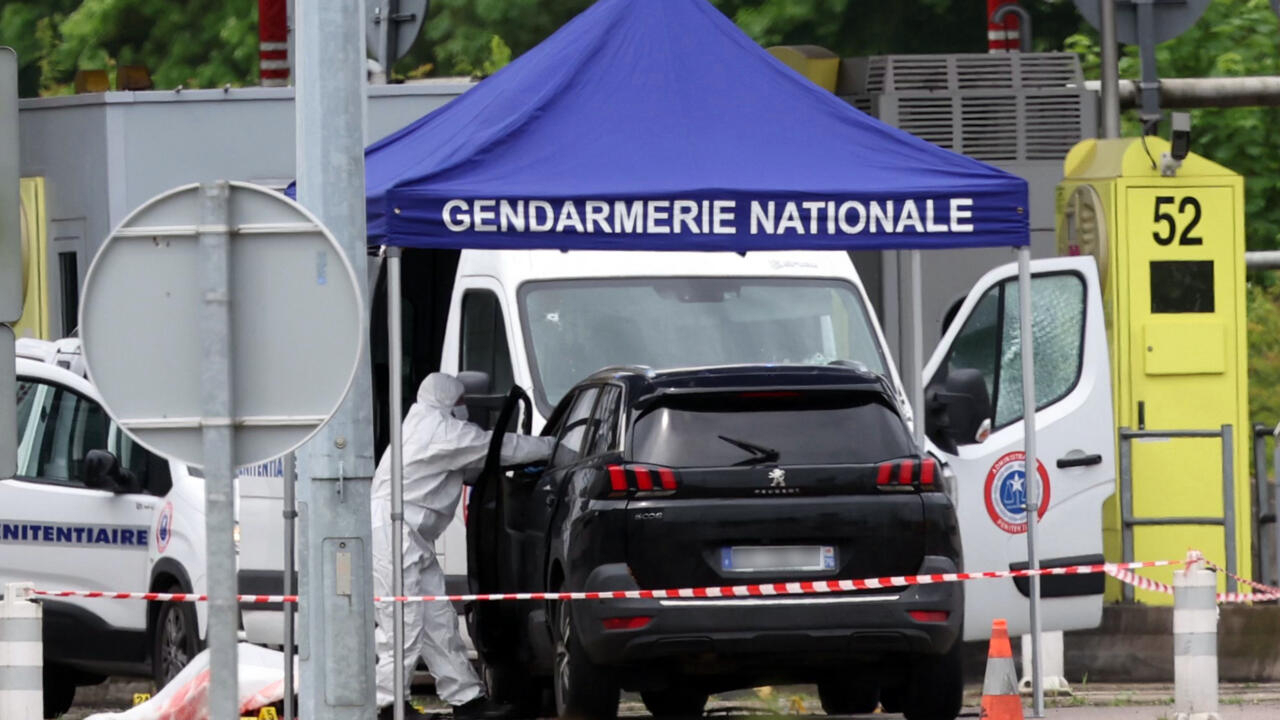 Fourgon pénitentiaire attaqué dans l'Eure : deux agents tués, un détenu en fuite
