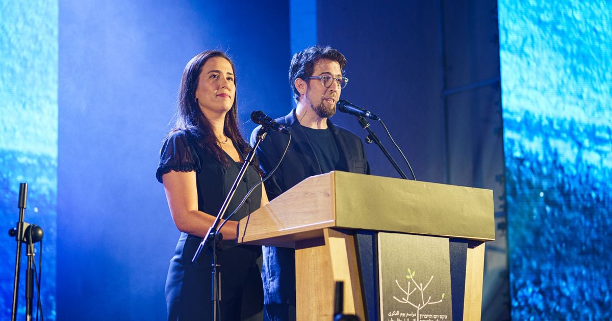 Les animateurs de la cérémonie à Givat Haviva, rassemblant des familles israéliennes et palestiniennes endeuillées par le conflit.