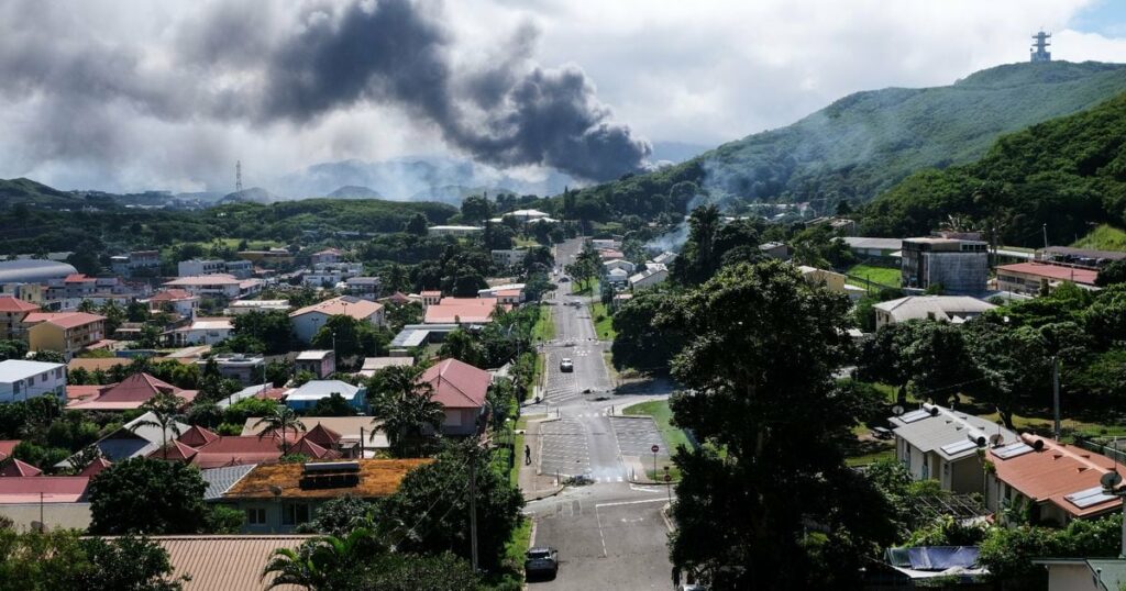 De la fumée à Nouméa après des violences, le 14 mai 2024 en Nouvelle-Calédonie